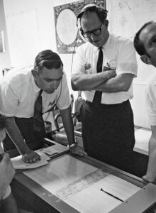 Gary Latham (vlevo) při práci na projektu Apollo. 