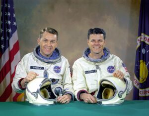 Elliot See (vlevo) a Charles Bassett. Hlavní posádka Gemini 9.