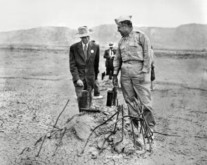 J. Robert Oppenheimer a generál Leslie Groves v místě exploze. 