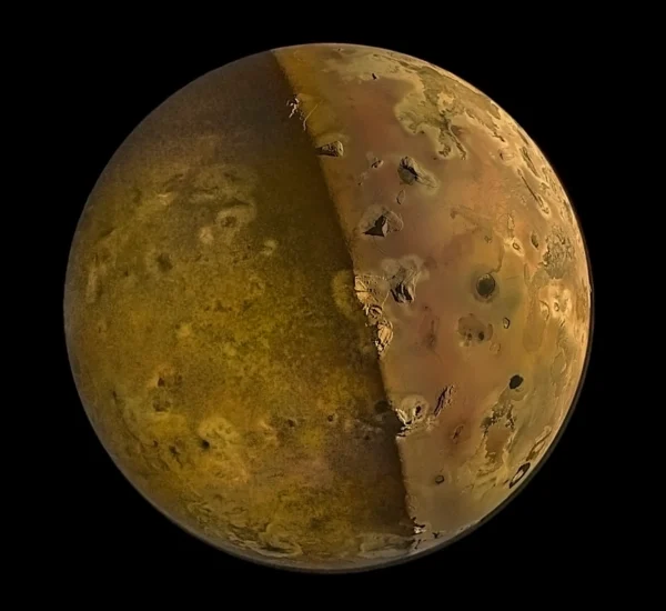 Snímek z kamery JunoCam ukazuje povrch Io, který je i za noci osvícen světlem odraženým od Jupiteru.