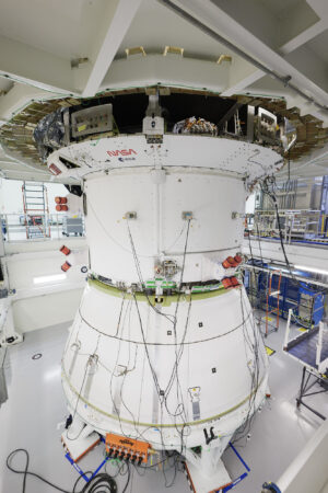 Adaptér propojující servisní a návratový modul lodi Orion již zdobí logo agentur NASA a ESA.
