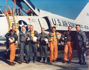 První skupina astronautů, legendární „sedmička“ programu Mercury pózující před letounem F-106 Delta Dart
