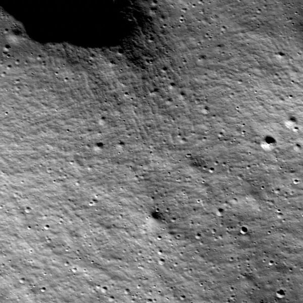 Stejný obrázek jako ten náhledový, jen bez šipky směřující k landeru Nova-C. Fotografii pořídila sonda LRO z výšky 90 kilometrů.