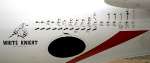„Zářezy“ symbolizující lety provedené s využitím letounu White Knight