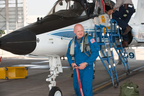 Astronaut Mark Kelly u letounu T-38