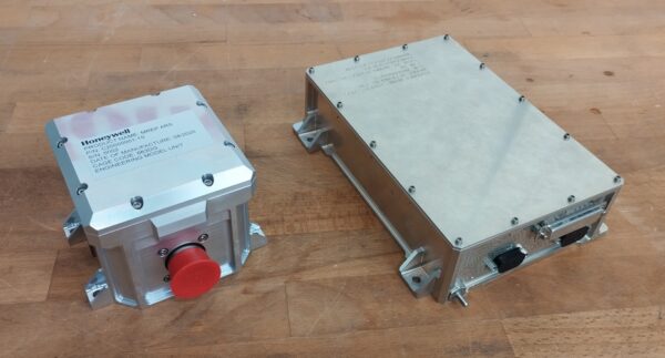 Tříosý MEMS gyroskop pro komerční mise (vlevo) a robustnější verze pro misi Proba-3. Do komerčních přístrojů, kde se neočekává tak dlouhá životnost a spolehlivost se montují i běžnější komponenty, které se pouze následně testují. Pro misi Proba-3 byl postaven gyroskop podle standardů pro kosmické technologie, tedy z radiačně odolných a i jinak prověřených součástek. Foto: Martin Gembec
