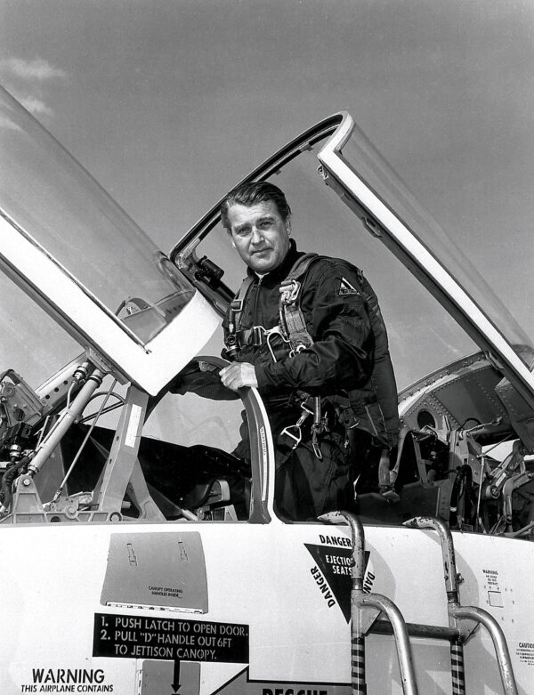 Wernher von Braun v zadní kabině letounu T-38 Talon