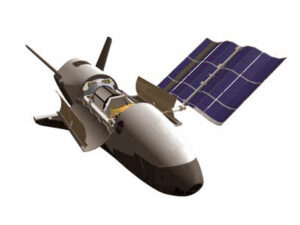 X-37 se solárním panelem, který by se rozevřel po navedení na oběžnou dráhu