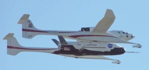 X-37A během společného letu v podvěsu letounu White Knight společnosti Scaled Composites