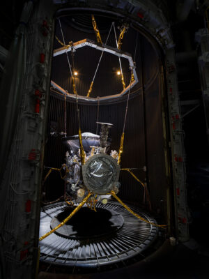 Tělo sondy Europa Clipper ve vakuové komoře, kde proběhly její termálně-vakuové testy.
