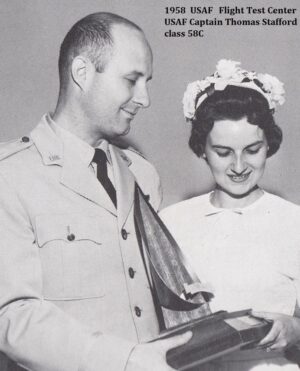 Thomas Stafford drží cenu AB Honts spolu se svou první manželkou Faye.