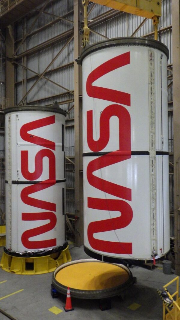 Worm loga NASA na segmentech dvou urychlovacích motorů na tuhé pohonné látky pro raketu SLS