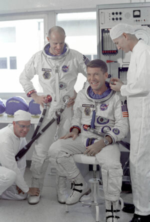 Astronauté mise Gemini 6A. Vlevo Tom Stafford a vpravo veterán programu Mercury, Wally Shirra