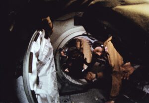 Historické podání rukou v rámci mezinárodní mise Apollo-Sojuz. Na snímku velitelé Alexej Leonov a Thomas Stafford