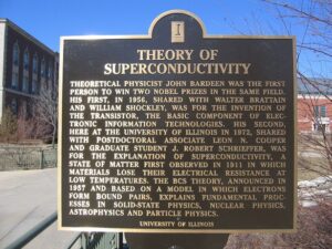 Pamětní deska teorie supravodivosti na univerzitě v Illinois. 