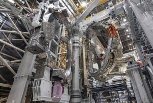 Stavba zařízení ITER. Zde vidíme magnetické cívky, které budou umístěny kolem tokamaku a jejich úkolem bude držet plazma v reaktorové komoře. 