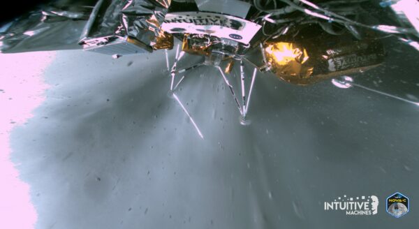 Snímek pořízený těsně po přistání. Motor stále pracuje, kousky kamenů odletují od povrchu a jedna noha je zlomená. Splnila tak svůj úkol - pohltila energii, aby nebyl ohrožen lander.