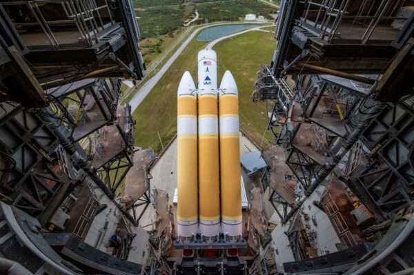 Přípravy rakety Delta IV Heavy na poslední let
