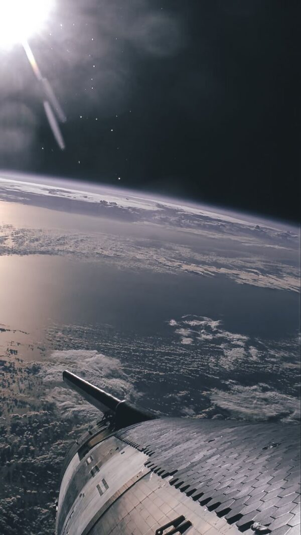 Starship S28 během přeletu nad atmosférou Země 