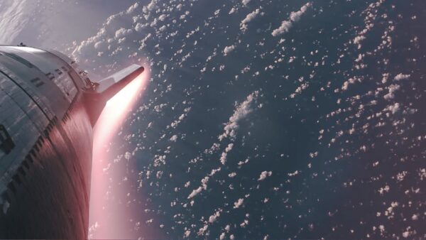 Plazma pod křídlem Starship S28 během vstupu do vrchních vrstev atmosféry