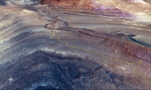 Vyznačená strmá cesta, kterou marsovské Curiosity urazilo, aby dosáhlo kanálu Gediz Vallis. Vizualizace je vytvořena na základě dat z družic na oběžné dráze planety. Vpravo dole je místo, kde se vozítko odklonilo, aby si zblízka prohlédlo hřeben, který kdysi dávno vytvořily proudy trosek z výše položené hory Mount Sharp.