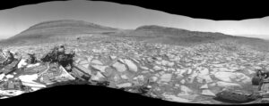 Po příjezdu ke kanálu Gediz Vallis pořídilo Curiosity 3. února toto 360stupňové panorama pomocí jedné ze svých černobílých navigačních kamer. Tento útvar vědce zaujal, protože by jim mohl napovědět o historii vody na Marsu.