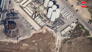 Letecký pohled na palivovou farmu, kde můžete vidět místo, ze kterého byly odstraněny dvě nádrže a další dvě, na kterých se nachází výztuhy.