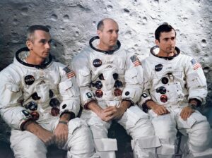 Posádka mise Apollo 10. Vlevo Gene Cernan, uprostřed Tom Stafford a vpravo John Young