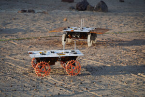 Neletové exempláře vozítek CADRE během zkušebních jízd na MarsYardu - ploše poseté kameny a pískem, která simuluje povrch mimozemských těles.