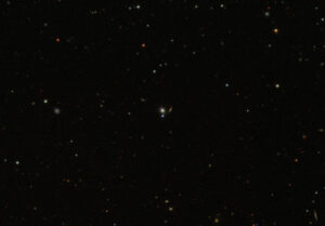 Pohled do kupy galaxií ve Vlasech Bereniky. Žlutá skvrnka téměř přesně uprostřed snímku je galaxie PGC 43234, v níž se nacházela hvězda ASASSN-14li.