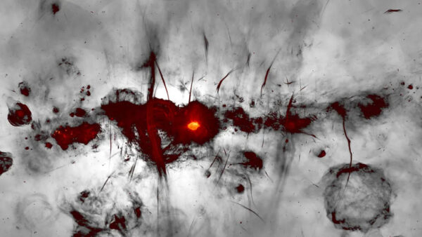 Centrální oblast Mléčné dráhy na snímku soustavy radioteleskopů MeerKAT. Nejsilnější rádiové emise jsou zobrazeny červeně a oranžově. 