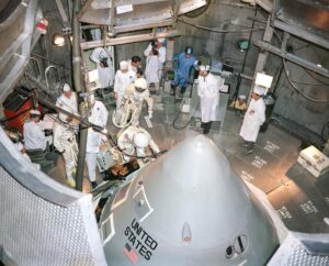 Komora v době programu Apollo, kdy posádka vstupuje do lodi Apollo, která následně projde zkouškami vypuštění atmosféry v komoře