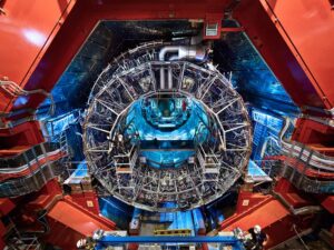 Experiment ALICE na LHC na němž se také studuje kvark-gluonové plazma.