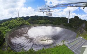 Radioteleskop Arecibo na Portoriku. Dnes již bohužel neexistující. 