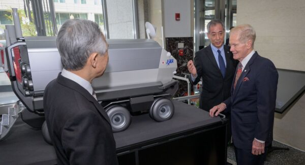Zástupci Japonska a administrátor NASA Bill Nelson před modelem přetlakového lunárního vozidla pro program Artemis
