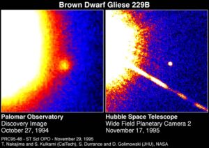 První známý hnědý trpaslík Gliese 229B na snímcích observatoře Palomar a Hubbleova dalekohledu. Jedná se o menší objekt vpravo. Vlevo vidíme jeho mateřskou hvězdu, červeného trpaslíka Gliese 229.