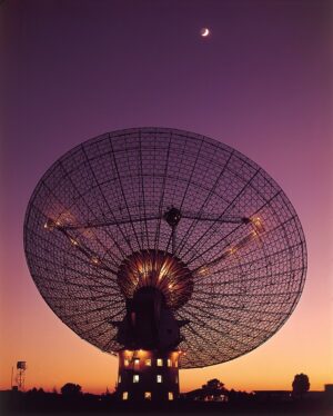 64 metrů v průměru má velký radioteleskop observatoře Parkes v Austrálii. Používal se i pro komunikaci s posádkami lodí Apollo. 