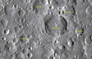 Kráter Daedalus (vpravo od středu snímku) i s několika důležitými doprovodnými krátery. Právě o této lokalitě se uvažuje jako o vhodném místě pro umístění lunárního radioteleskopu. 