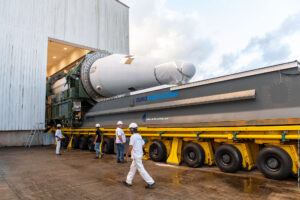 Vývoz prvního pomocného stupně premiérové Ariane 6.