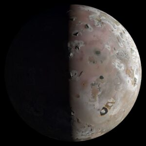 Vulkanický měsíc Io s dobře viditelnými útvary sopek na jeho povrchu