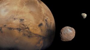 Měsíce Marsu - Phobos obíhá blíže, Deimos dále od planety.