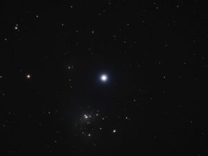 Jasná hvězda ve středu snímku je Omikron Persei. IC 348 lze spatřit jižně (dole) od ní. 