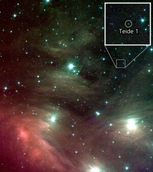 Hnědý trpaslík Teide 1 na snímku Spitzerova dalekohledu i se svou domovskou hvězdokupou Plejády.