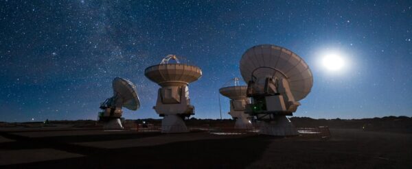 Čtyři radioteleskopy soustavy ALMA. 