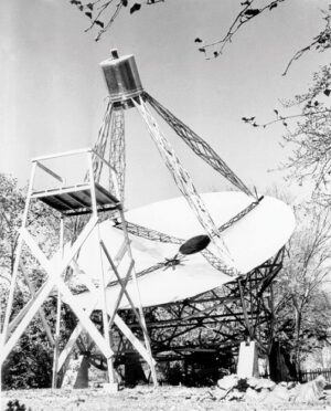 Reberova parabolická anténa. První radioteleskop tohoto druhu na světě. 