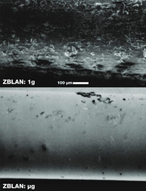 Dva snímky optického vlákna z materiálu ZBLAN pořízené skenovacím elektronovým mikroskopem. Horní vlákno bylo vytvořeno na Zemi, dolní v mikrogravitaci. Rozdíl v podobě krystalů je vidět na první pohled.