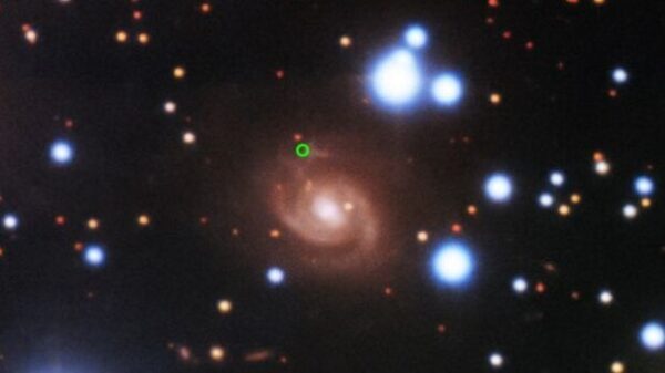 Spirální galaxie SDSS J015800.28+654253.0 vzdálená 500 milionů světelných let v níž byl detekován FRB 180916. Zelené kolečko v levé horní části galaxie ukazuje právě místo odkud FRB pochází. 