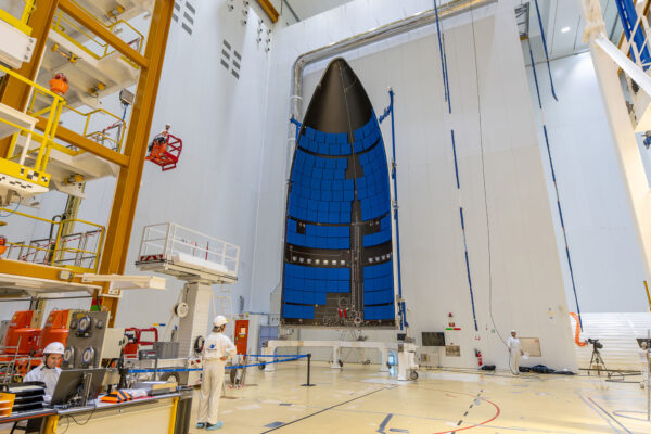 Příprava aerodynamického krytu prvního letového exempláře rakety Ariane 6.