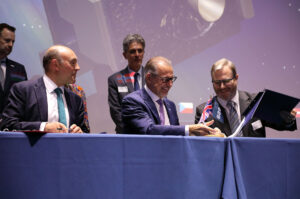 Podpis dohody, která potvrzuje, že firma Airbus Defence & Space UK připraví pro Evropskou kosmickou agenturu misi Vigil.