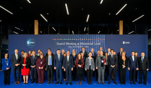 Společná fotografie ministrů členských zemí ESA pořízená na zatím posledním ministerském setkání v Paříži v roce 2022. Další setkání proběhne v roce 2025.